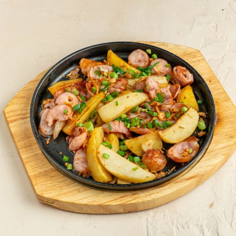 Колбаски-с-жареным-картофельным-картофелем